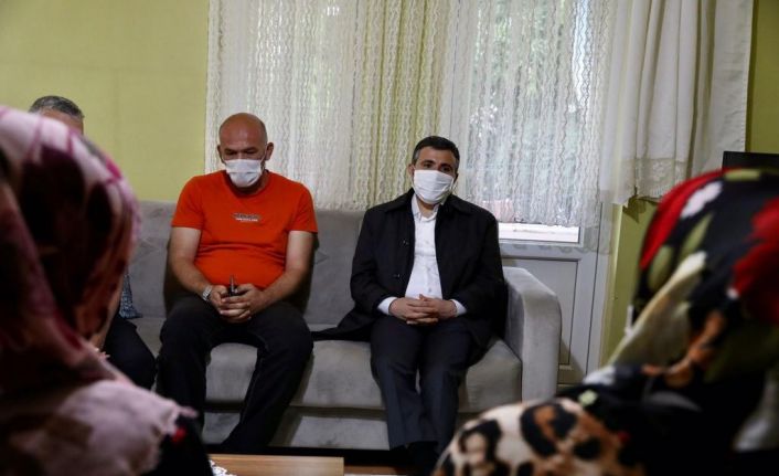 Vali Atay, vefat eden Kıbrıs Gazisinin ailesini başsağlığı