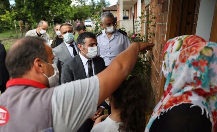 Vali Atay, yağış sonrası evi zarar gören aileyi ziyaret etti