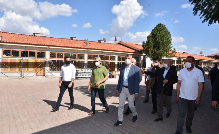 Vali Sezer “ Tesisimizde ürettiğimiz beton ve kilit parkelerle, köy yollarımızı düzenliyoruz”