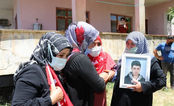 Vanlı anneler kızı örgütten kaçan Atiye Dayan’ın sevincine ortak oldu