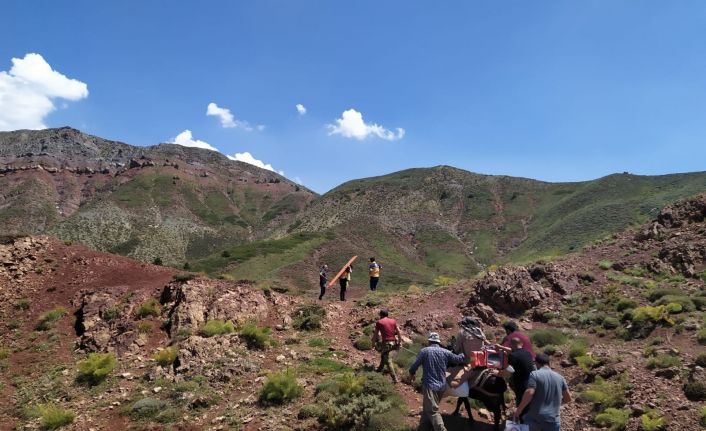 Vefakar sağlıkçılar, 2 bin 500 rakımdaki hastaya yaya ulaştı, ambulans helikopterle hastaneye gönderildi
