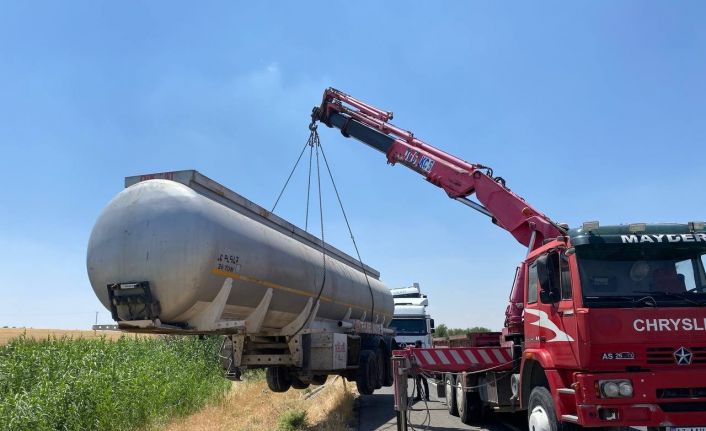 Yakıt tankeri şarampole devrildi