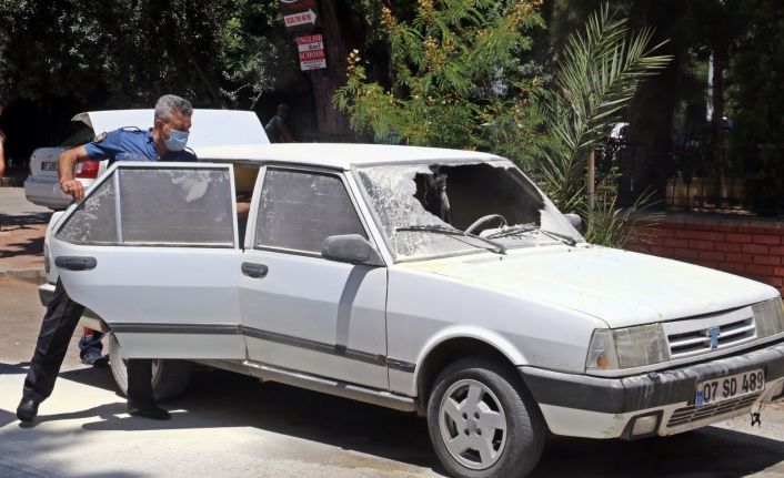 Yanarken kornası takılı kalan otomobil, sesi duyan mahalleli tarafından söndürüldü