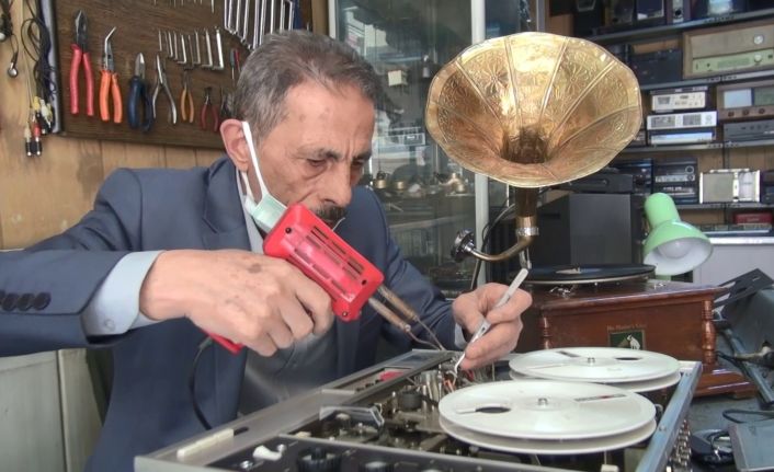 Yarım asırlık plakçalar ve gramofonları tamir ederek ilk günkü haline getiriyor
