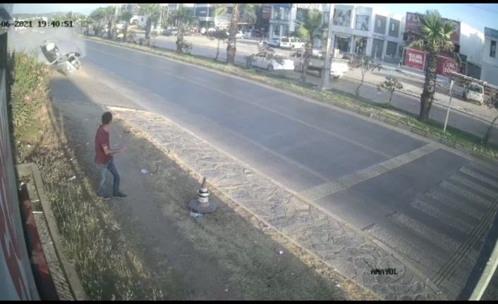 Yayaya çarpmamak için manevra yaptı taklalar atan araçtan sağ çıktı, kaldırımda yürüyen vatandaş ise ezilmekten son anda kurtuldu