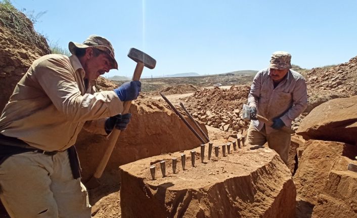 Yaz sıcağında ekmeklerini taştan çıkarıyorlar