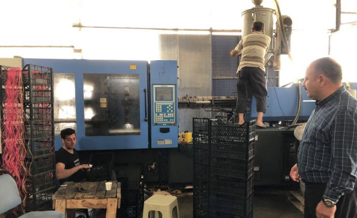 Yolcu, soğuk hava deposunda incelemelerde bulundu