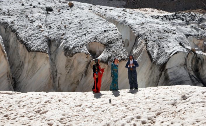 Yüksekova Cilo Dağlarındaki 20 bin yıllık buzullar görenleri büyülüyor