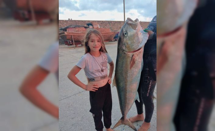 Zıpkınla 37 kiloluk akya balığı yakaladı