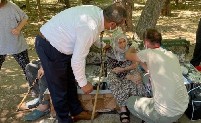 101 yaşındaki nine aşı olmak istedi, il sağlık müdürü kapısına gitti
