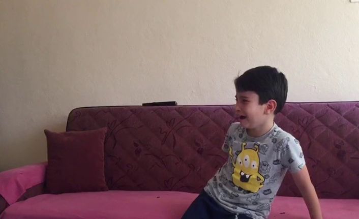 15 Temmuz darbe girişimi videosunu izleyen küçük çocuk gözyaşlarını tutamadı