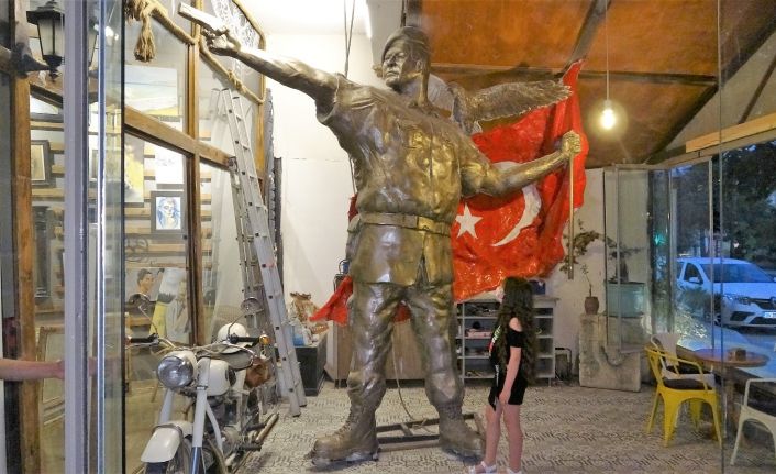 15 Temmuz kahramanı Ömer Halisdemir’in heykeli dikkat çekiyor