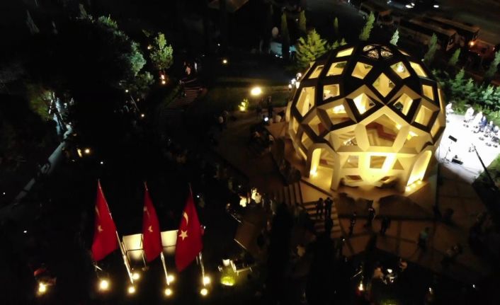 15 Temmuz Şehitler Anıtı’na yoğun ilgi gece saatlerinde havadan görüntülendi