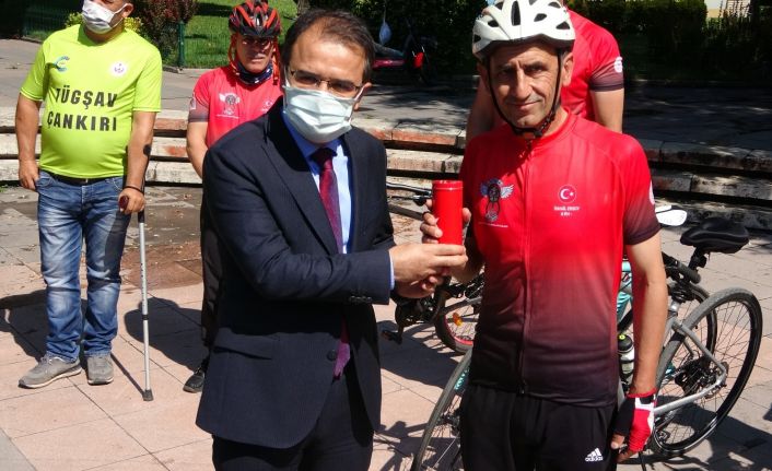 15 Temmuz şehitlerinin mezarlarından alınan topraklar bisikletlerle Ömer Halisdemir’in kabrine ulaşacak