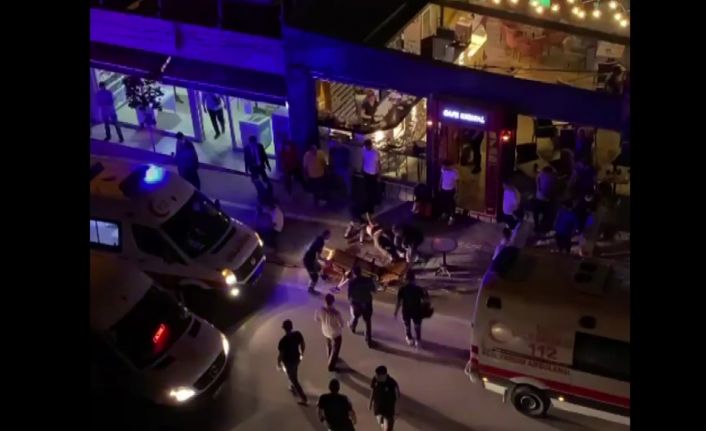 2 arkadaş bıçaklandılar, yaralı halde kafeye gidip yardım istediler: 1 ölü, 1 yaralı