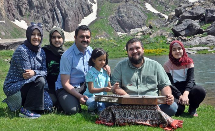 3 bin 400 rakımlı Sat Buzul Göllerinde santur ve erbane ziyafeti