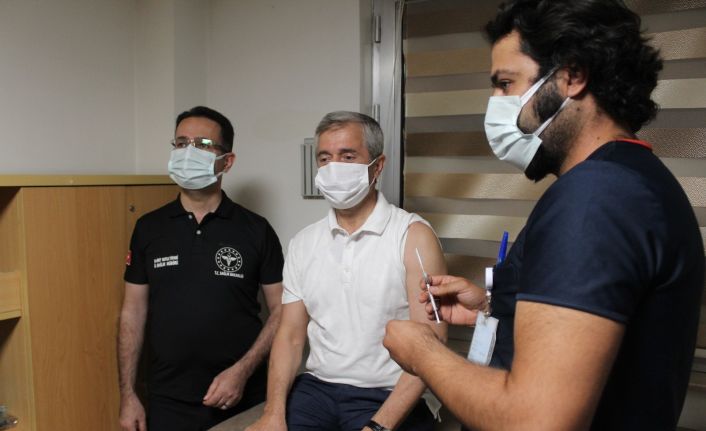 3’üncü doz aşısını yaptıran Gaziantep İl Sağlık Müdürü Tiryaki: “Aşıdan başka çözüm yok”