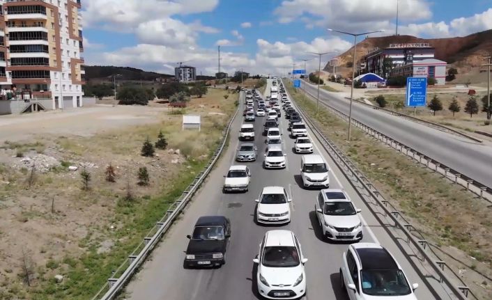 43 ilin geçiş güzergahında "son gün" trafik yoğunluğu: Kilit kavşakta yine aynı manzara