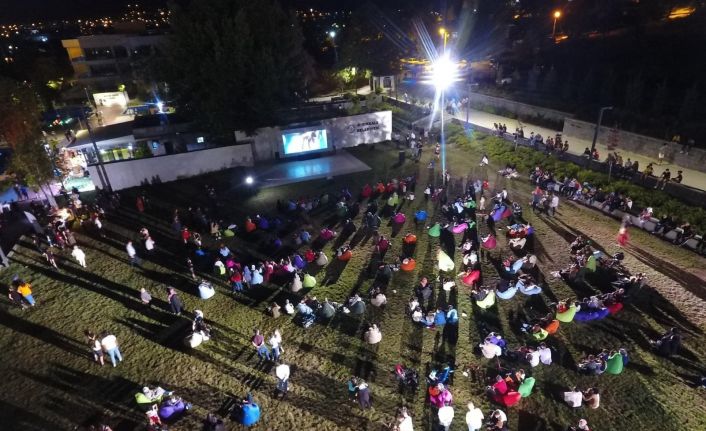Açık havada sinema keyfi: Vatandaşlar, 15 Temmuz konulu filme yoğun ilgi gösterdi
