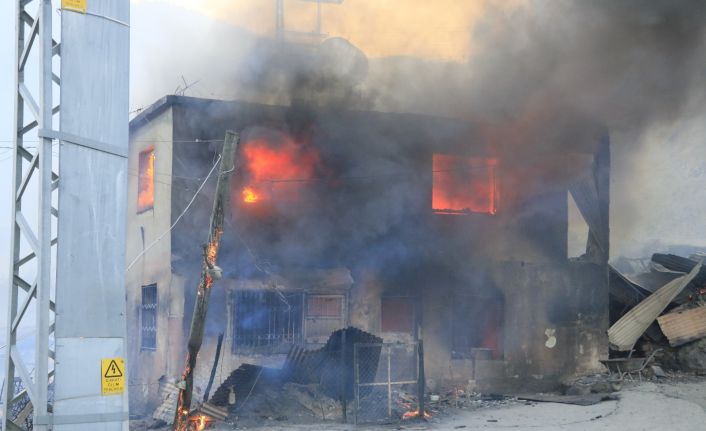 Adana’daki orman yangınında evler alevlere teslim oldu