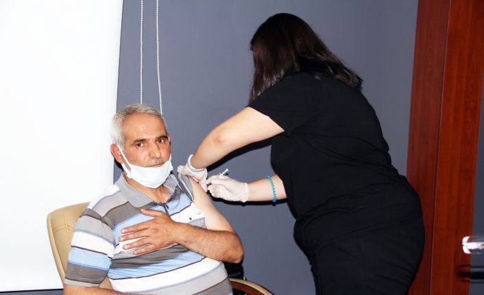 Ağrı’da mobil sağlık ekipleri tarafından milli eğitim müdürlüğü çalışanlarına Kovid-19 aşısı yapıldı