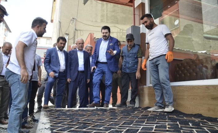AK Parti Ağrı İl Yönetimi ve Başkan Sayan asfalt çalışmalarını yerinde inceledi