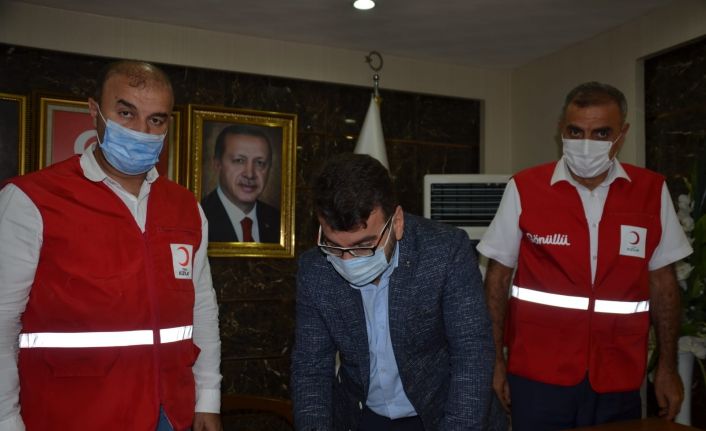 AK Parti Batman İl Başkanı Gür, Türk Kızılay Batman Şubesine kurban bağışı yaptı