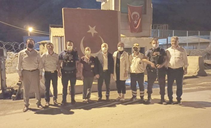 AK Parti Hakkari İl Başkanı Özbek’ten gece aşı çalışması yapan sağlıkçılara teşekkür