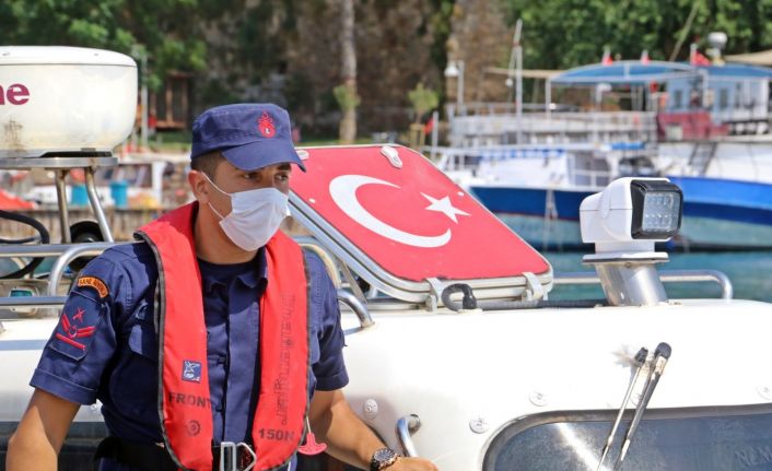 Akıntıya kapılıp denizde 2 saat mahsur kalan yaşlı adamı sahil güvenlik kurtardı