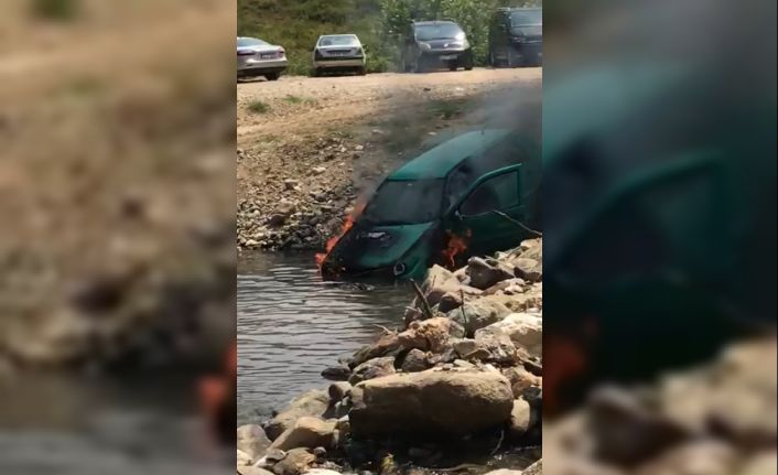 Alev alev yanan araç dere yatağına böyle düştü