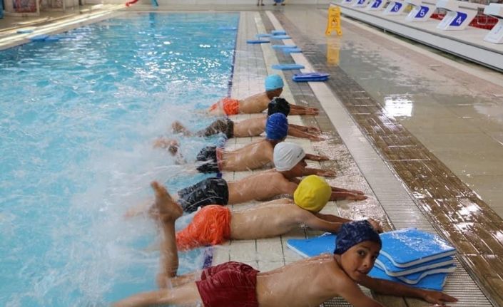 Ali İhsan Kabakcı, GSB spor okulları yüzme kurslarını ziyaret etti