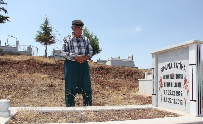 Alman vatandaşının mezarı başında 8 yıldır her cuma dua ediyor