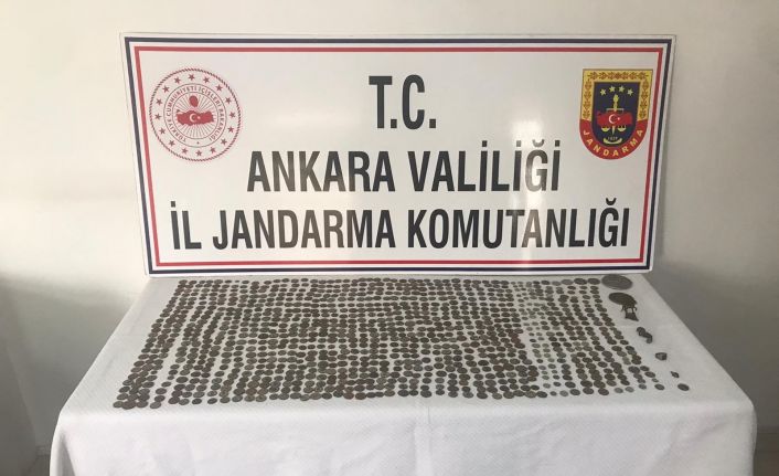 Ankara’da tarihi eser kaçakçılarına düzenlenen operasyonda 1016 sikke, at heykeli ve yüzük yakalandı