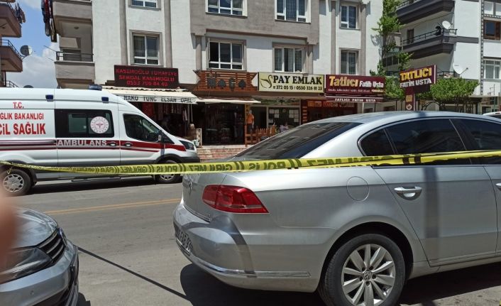 Ankara’nın Mamak ilçesinde aile içinde yaşanan kavgada ilk bilgilere göre 4 kişi hayatını kaybetti.