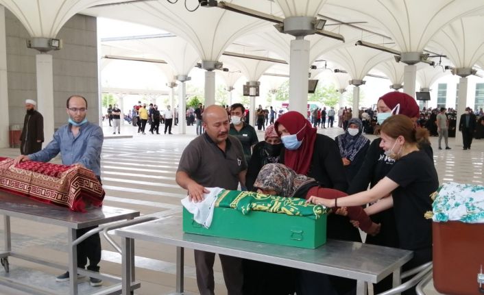 Anneanne cinayetine kurban giden iki çocuk ve annesi son yolculuğuna uğurlandı