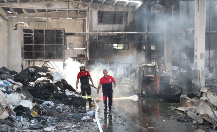 Antalya’da alev alev yanan plastik fabrikasından geriye küle dönmüş yığınlar kaldı
