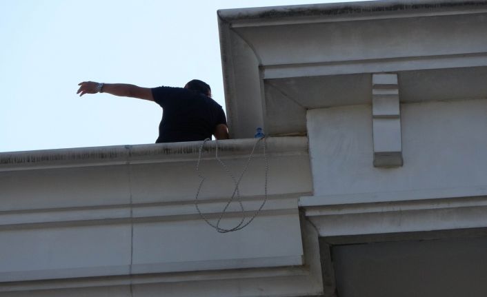 Araç parkı kavgasında 1 kişiyi öldürüp cezaevinden çıkan eski polis çatıya çıkarak intihara kalkıştı