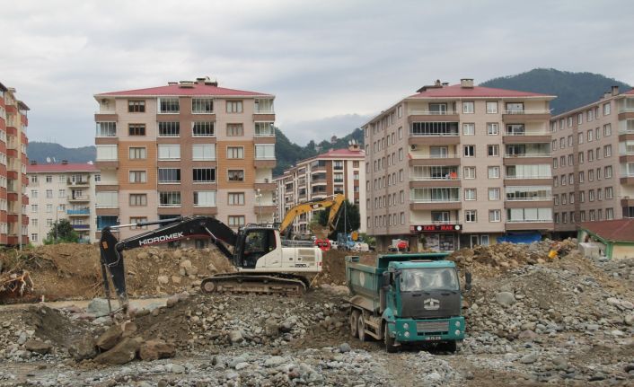 Arhavi ilçe merkezinin tekrar göle dönmemesi için Kapisre Deresi’nde tahkimat çalışması yapılıyor