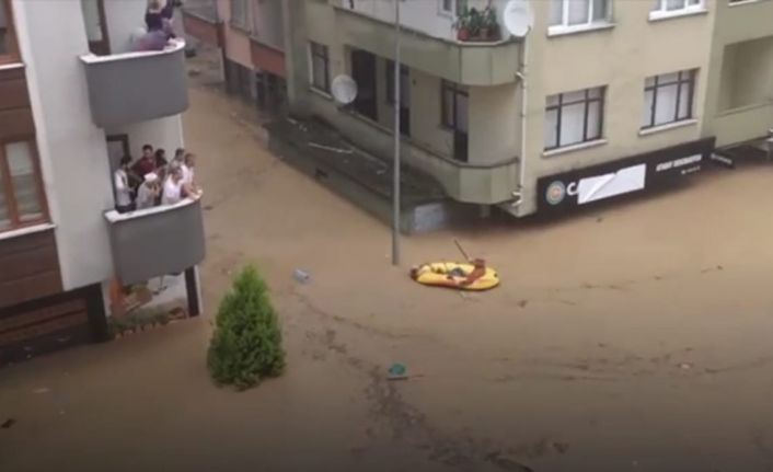 Arhavi’de selin ilk anlarında göle dönmüş caddede bir şahsın yaşadığı yaşam mücadelesi selin boyutunu bir kere daha gözler önüne serdi