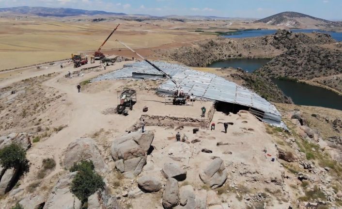 Arkeolojik kazıda binlerce yıllık tarih gün yüzüne çıkartılıyor: 3 bin kişilik törenlerin yapıldığı saray tespit edildi