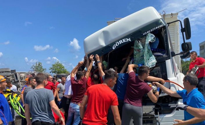 Artvin’deki sel bölgesinden görevden dönüyorlardı, kazayı görünce yardıma koştular