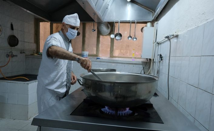 Aşçı olarak görev yaptığı okuldan 53 yaşında marangoz ustası olarak mezun oldu