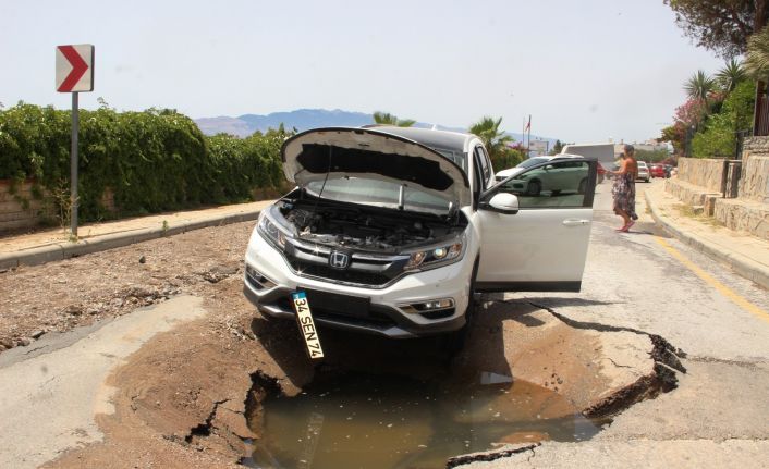 Asfalt yarıldı, lüks cip içine düştü, o anlar saniye saniye güvenlik kamerasına yansıdı