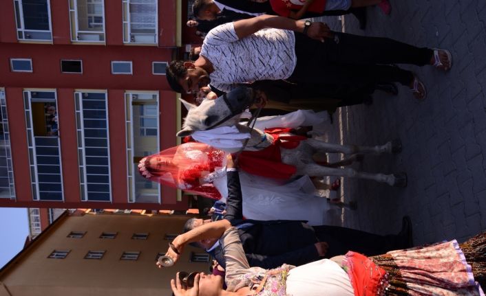 Atalarından kalma at ile gelin alma geleneğini yaşattılar