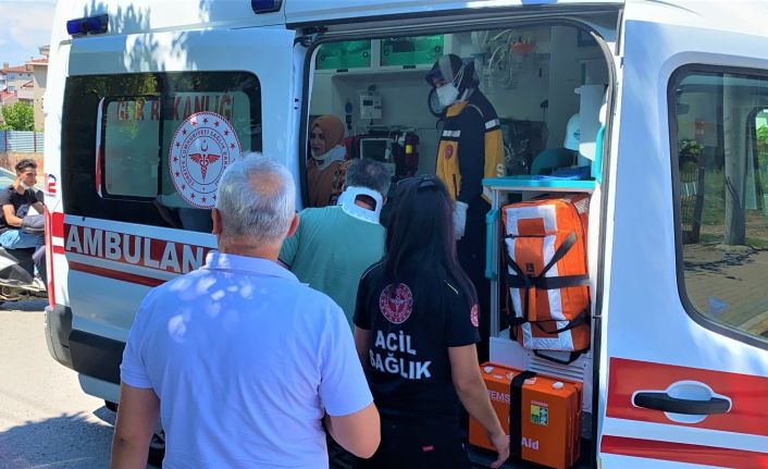 Ayağını gazdan çekmeyince önce araca, sonra direğe çarptı: 1’i çocuk 3 yaralı