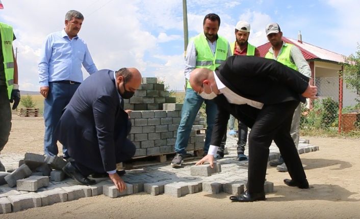 Aziziye Kaymakamı ile Belediye Başkanı parke taşı döşedi