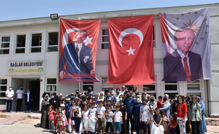 Bağlar Belediyesi ihtiyaç sahibi çocuklar ve aileleri bayram öncesinde sevindirmeye devam ediyor