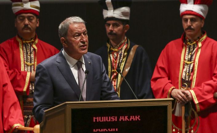 Bakan Akar: “Asil milletimiz, bu hıyanet karşısında Cumhurbaşkanımızın yüksek siyasi liderliğinde yediden yetmişe bütün fertleriyle tek vücut olmuş demokratik değerler uğruna destansı bir mücadele vermiştir”