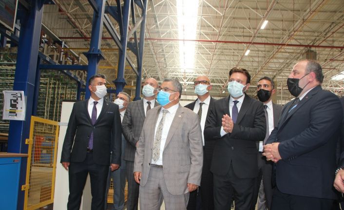Bakan Varank’tan otomotiv sektörüne iç ve dış dekoratif parçalar üreten fabrikaya ziyaret