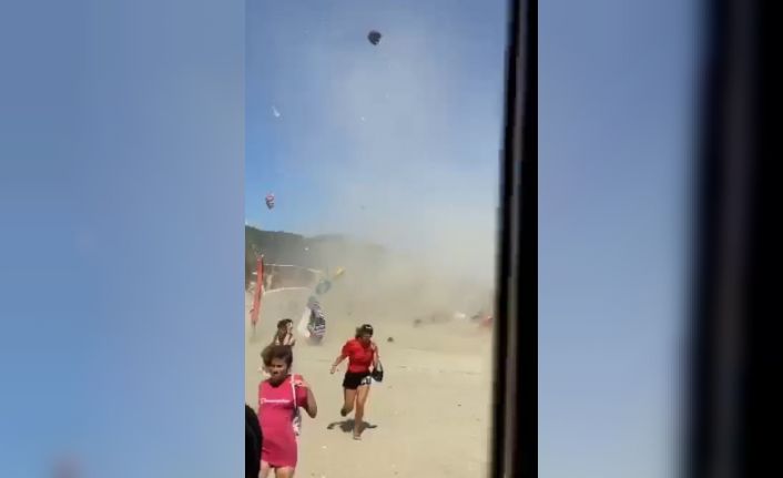 Balıkesir’de geçtiğimiz gün yaşanan hortumun içinde kalan vatandaşların panik anları kameraya yansıdı
